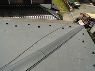 神奈川県寒川町ガルバ二ウム屋根材フッ素加工　しおさい。屋根カバ-工法